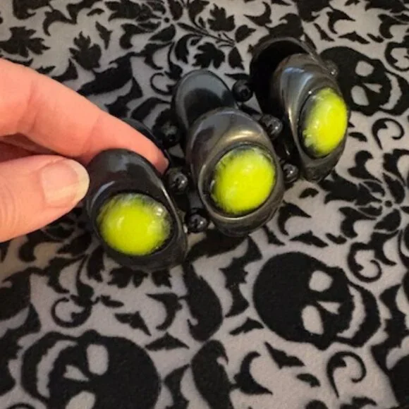 Vintage Bold Resin Iris Apfel Style Green and Black Stretch Cuff Bracelet - Picture 4 of 4